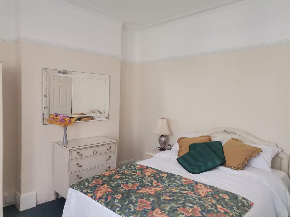 Double Room Available- London Seven Kings Seven Kings Train Station Ilford Zewnętrze zdjęcie